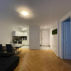 1st La Opera Suites Apartment Wien